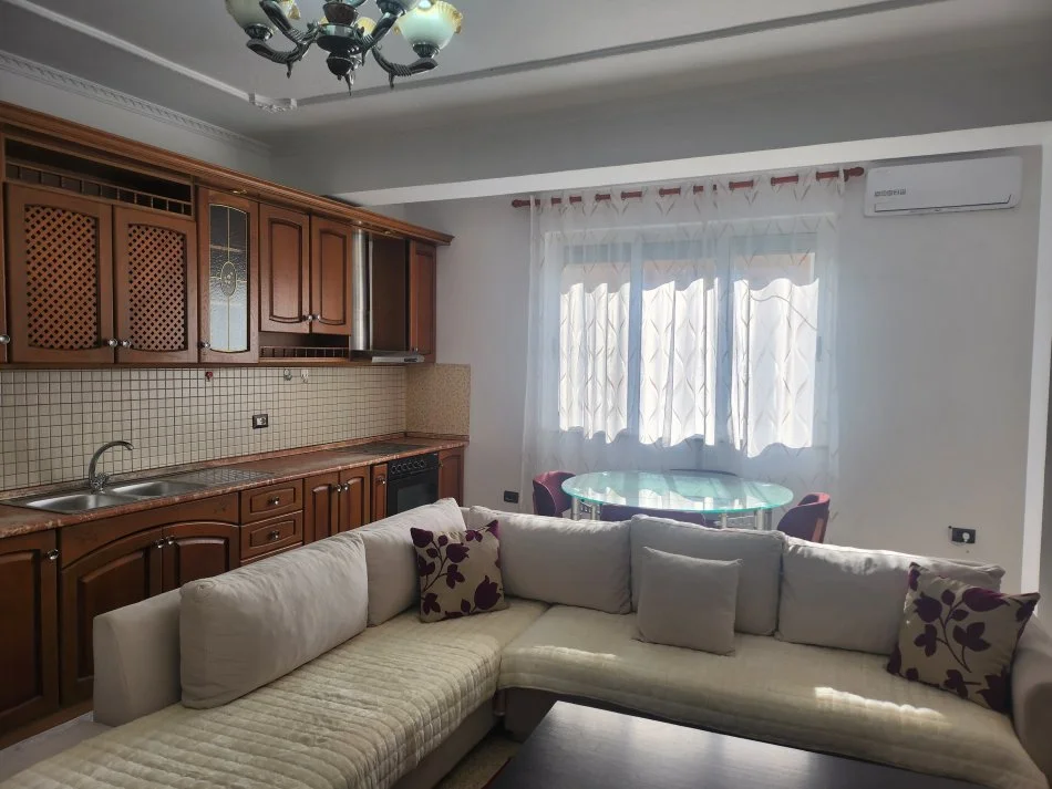 Tirane, jepet me qera apartament 2+1 Kati 2, 115 m² 700 €
