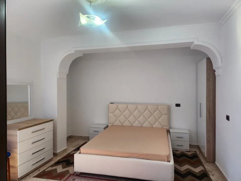 Tirane, jepet me qera apartament 2+1+Ballkon Kati 2, 105 m² 700 € (Zogu i Zi)