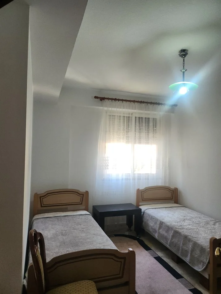 Tirane, jepet me qera apartament 2+1+Ballkon Kati 2, 105 m² 700 € (Zogu i Zi)