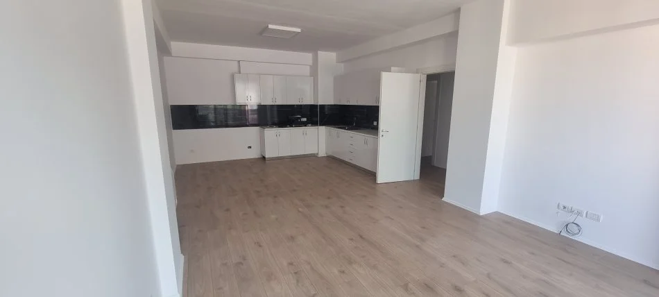 Tirane, jepet me qera apartament 2+1 Kati 4, 117 m² 1.250 € (Blloku,rruga Janos Hunyadi)