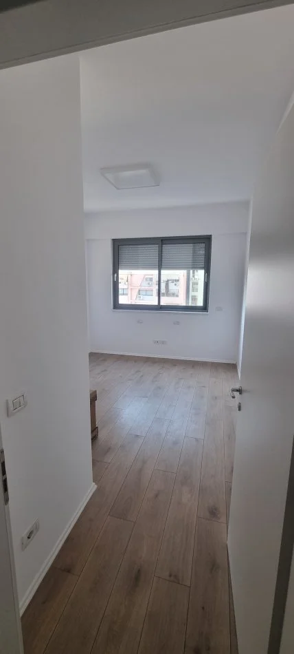 Tirane, jepet me qera apartament 2+1 Kati 4, 117 m² 1.250 € (Blloku,rruga Janos Hunyadi)