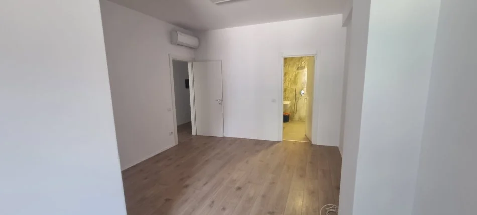 Tirane, jepet me qera apartament 2+1 Kati 4, 117 m² 1.250 € (Blloku,rruga Janos Hunyadi)