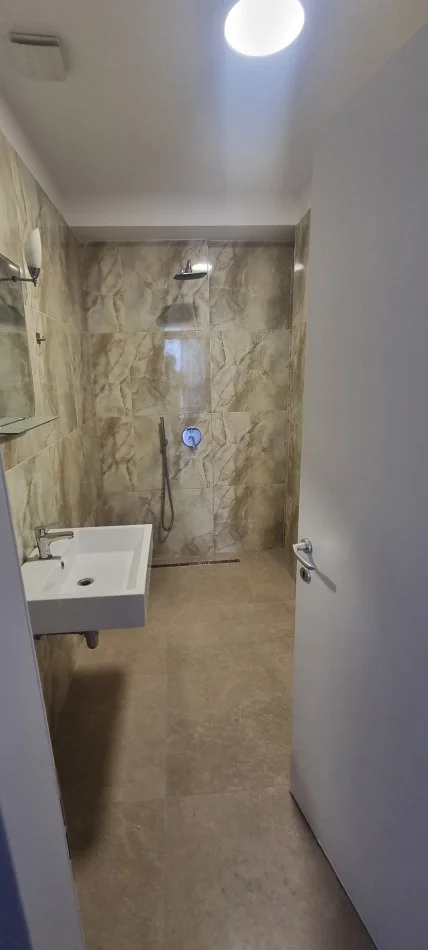 Tirane, jepet me qera apartament 2+1 Kati 4, 117 m² 1.250 € (Blloku,rruga Janos Hunyadi)