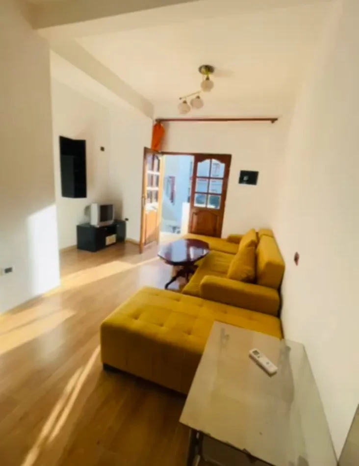 Tirane, jepet me qera shtepi 1+1 Kati 2, 40 m² 330 € (S)
