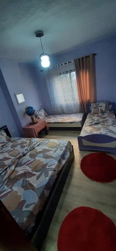 Jepet me qera apartament 1+1+Aneks+Ballkon Kati 2, 40 € (Rruga e stadiumit Pogradec)