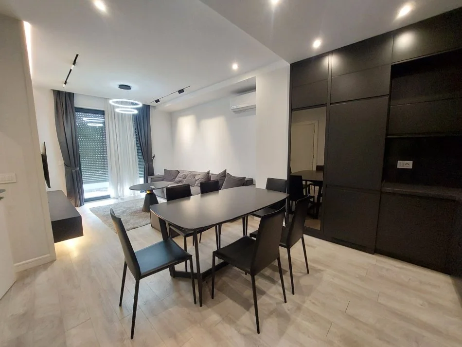 Tirane, jepet me qera apartament 2+1+Ballkon Kati 5, 100 m² 800 € (Xhanfize Keko)