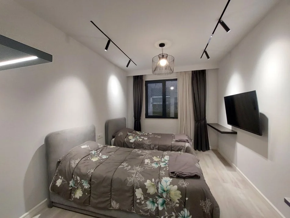Tirane, jepet me qera apartament 2+1+Ballkon Kati 5, 100 m² 800 € (Xhanfize Keko)