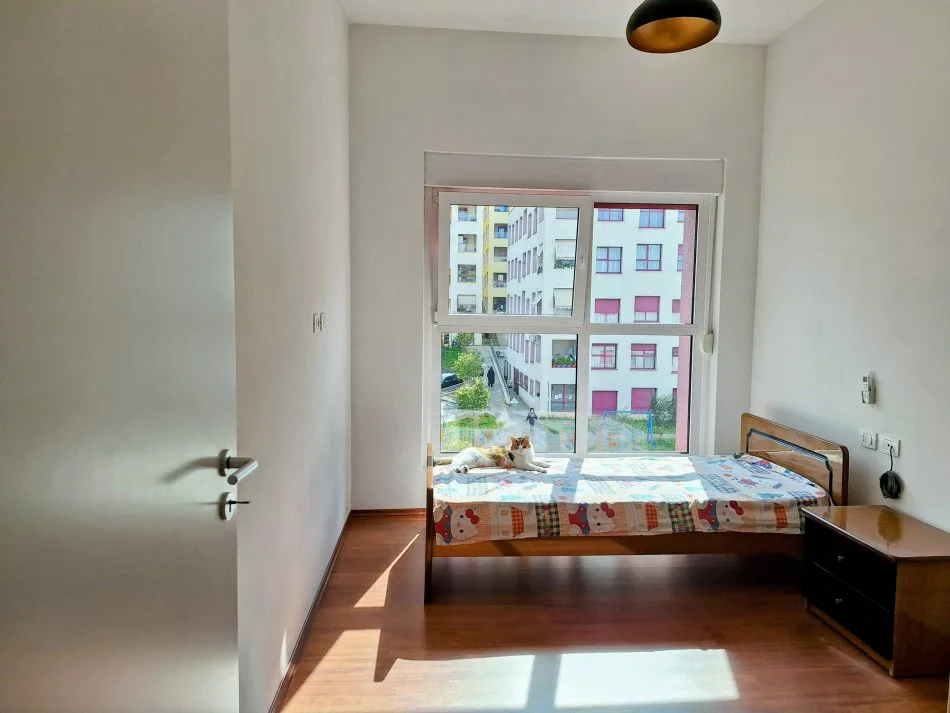 (Pa agjensi - 0 komision) Apartament 2+1+2+ballkon nga Dajti + 8 dritare Veri-Lindje-Jug me hapesire, Ali Demi