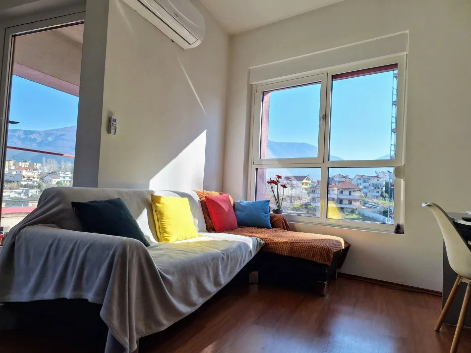 (Pa agjensi - 0 komision) Apartament 2+1+2+ballkon nga Dajti + 8 dritare Veri-Lindje-Jug me hapesire, Ali Demi