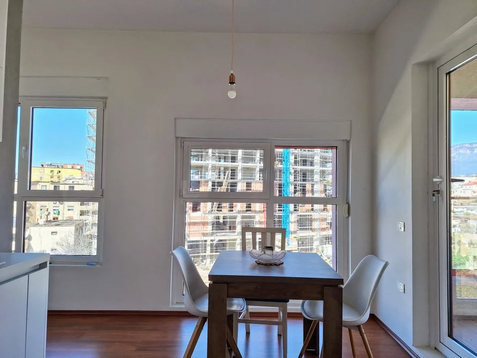 (Pa agjensi - 0 komision) Apartament 2+1+2+ballkon nga Dajti + 8 dritare Veri-Lindje-Jug me hapesire, Ali Demi