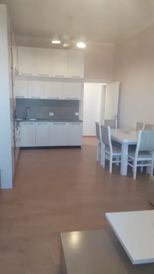 Tirane, jepet me qera apartament 2+1+Ballkon Kati 8, 98 m² 400 € (Ne Astir)