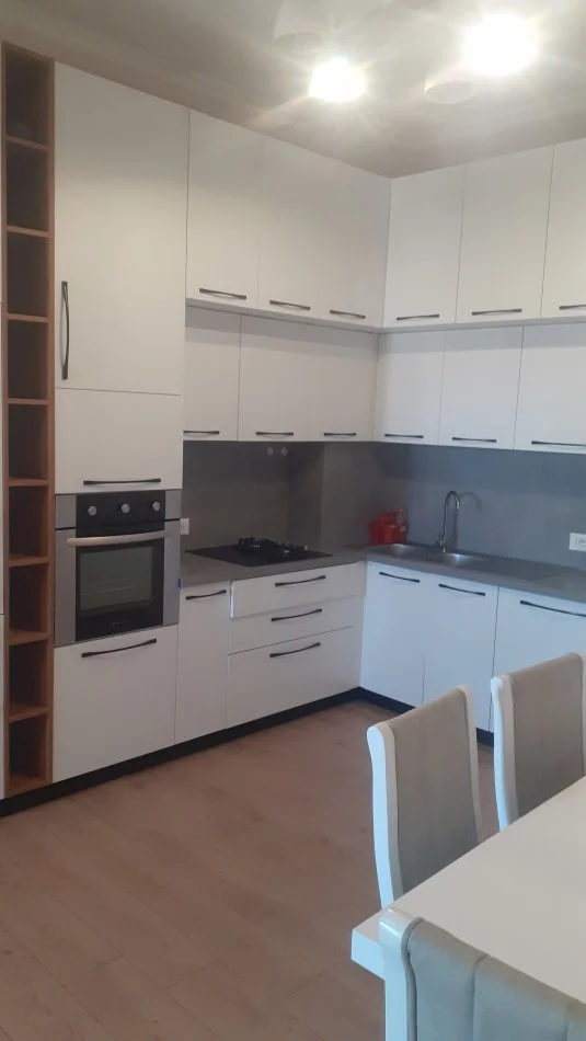 Tirane, jepet me qera apartament 2+1+Ballkon Kati 8, 98 m² 400 € (Ne Astir)