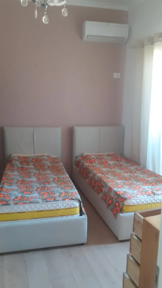 Tirane, jepet me qera apartament 2+1+Ballkon Kati 8, 98 m² 400 € (Ne Astir)
