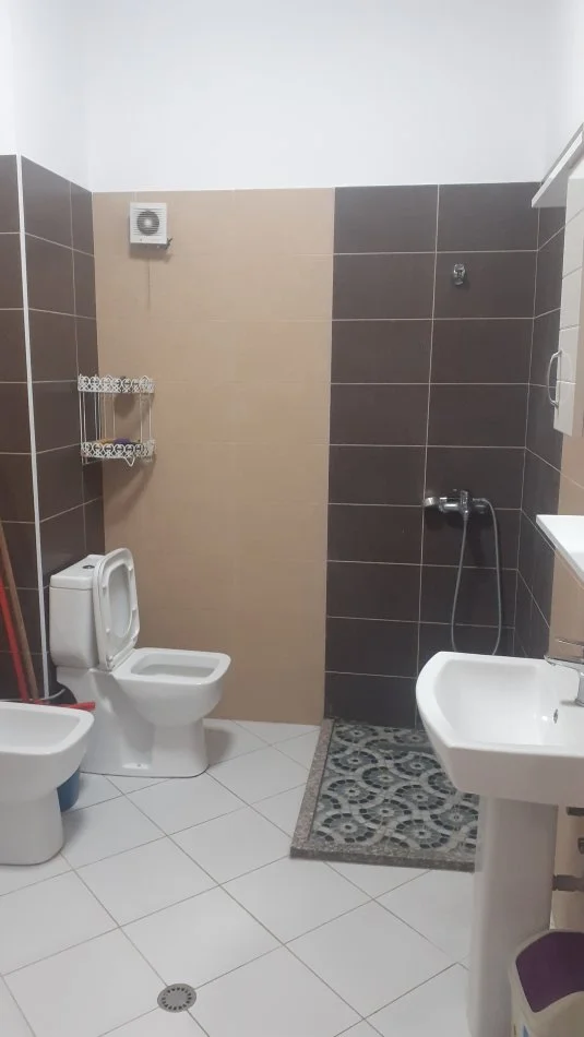 Tirane, jepet me qera apartament 2+1+Ballkon Kati 8, 98 m² 400 € (Ne Astir)