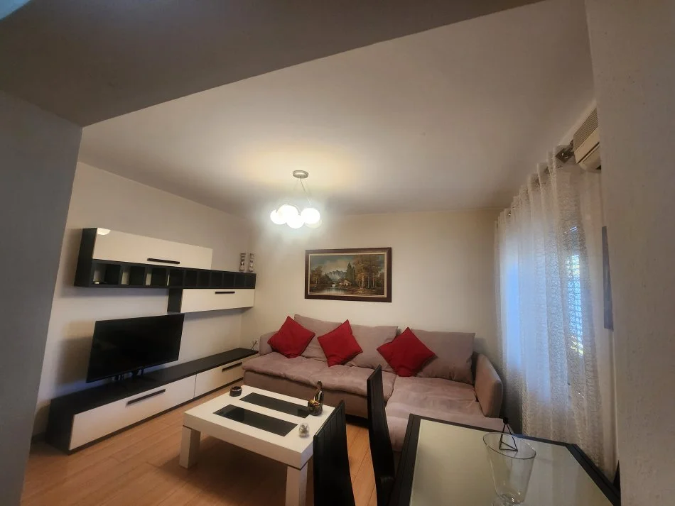 Jepet apartament me qira 2+1+1 Stadiumi Dinamo 600€