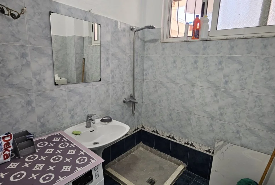 Tirane, jepet me qera apartament 1+1 Kati 1, 65 m² 550 € (Rruga e Elbasanit)