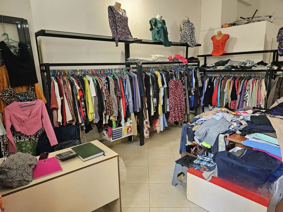 Tirane, shes Shiten Pajisjet e nje Biznesi Veshjesh 1.200 €