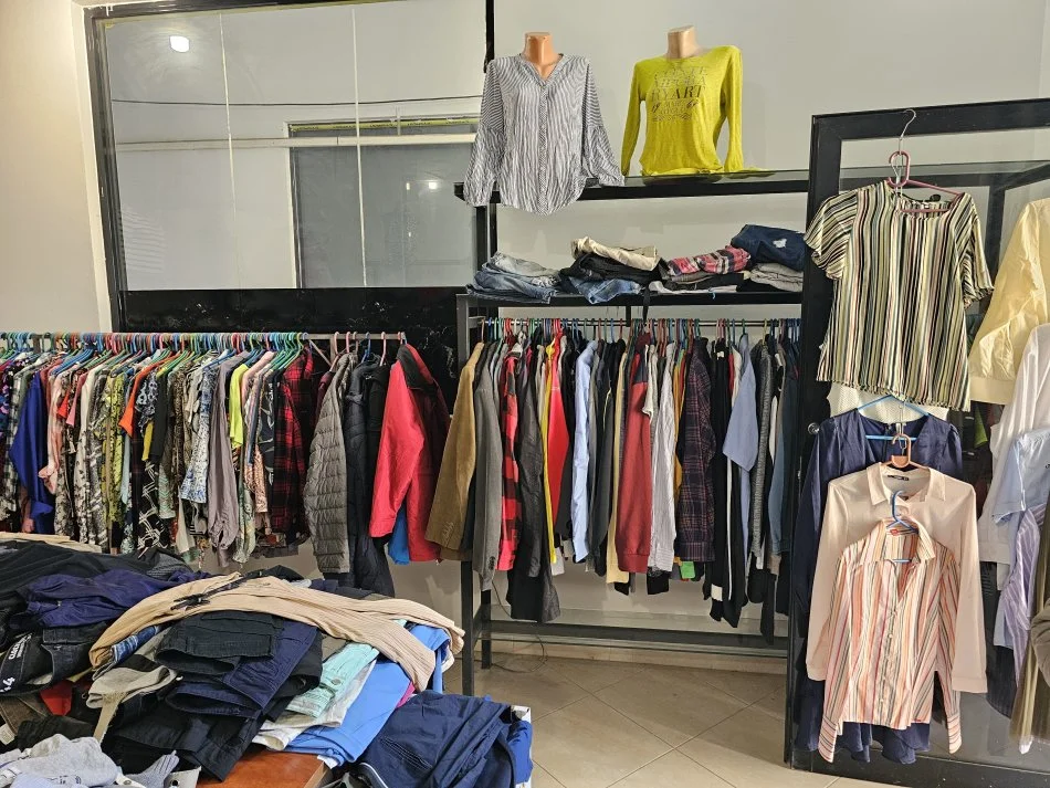 Tirane, shes Shiten Pajisjet e nje Biznesi Veshjesh 1.200 €