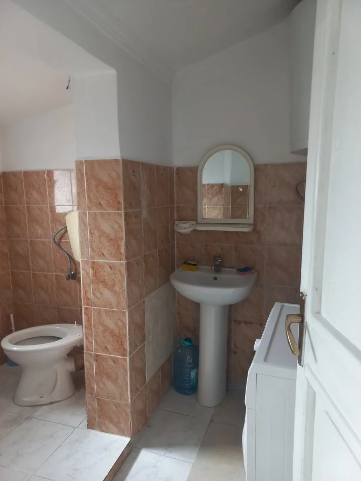 Tirane, Shitet Apartament tip 1+1, +ballkon, kat 6, pallat i vitit 1999 me 6-kate, sip. 55m², Cmimi 8'500'000 Leke , 20m nga Ura Brrylit, në rr. Hodo Beg, pranë Lanës, afër kryqëzimit të blv B. Curri me rr. Kont Leopolt Bertold, 8-min në këmb nga qendraTiranës