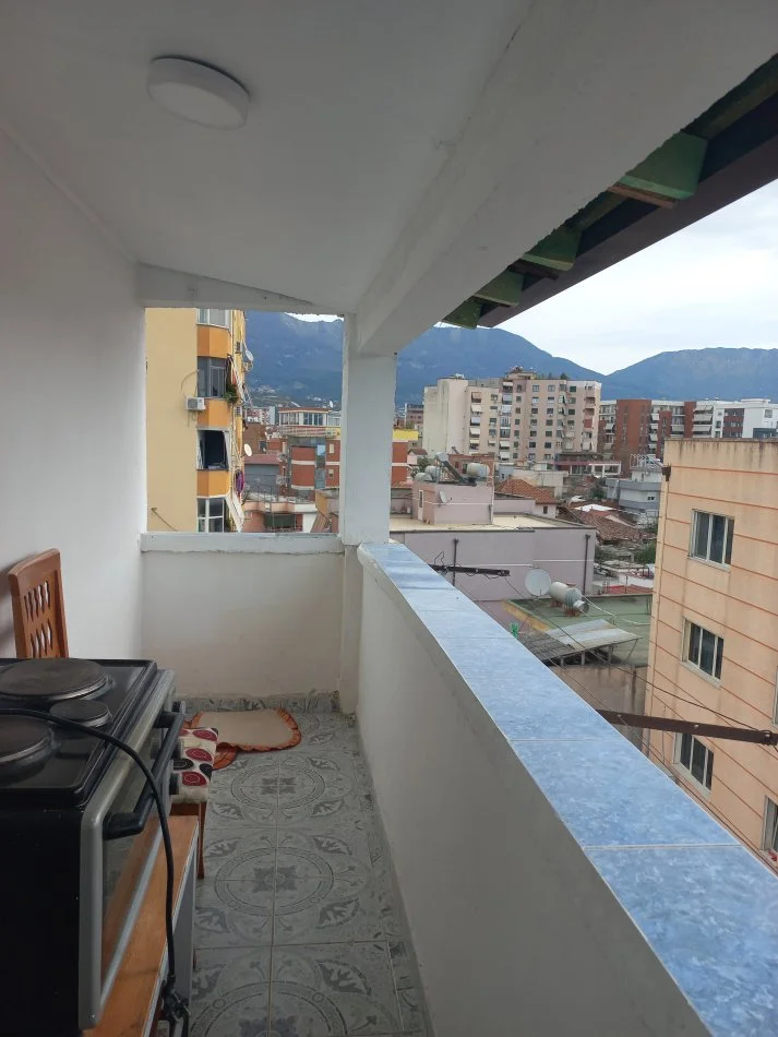 Tirane, Shitet Apartament tip 1+1, +ballkon, kat 6, pallat i vitit 1999 me 6-kate, sip. 55m², Cmimi 8'500'000 Leke , 20m nga Ura Brrylit, në rr. Hodo Beg, pranë Lanës, afër kryqëzimit të blv B. Curri me rr. Kont Leopolt Bertold, 8-min në këmb nga qendraTiranës