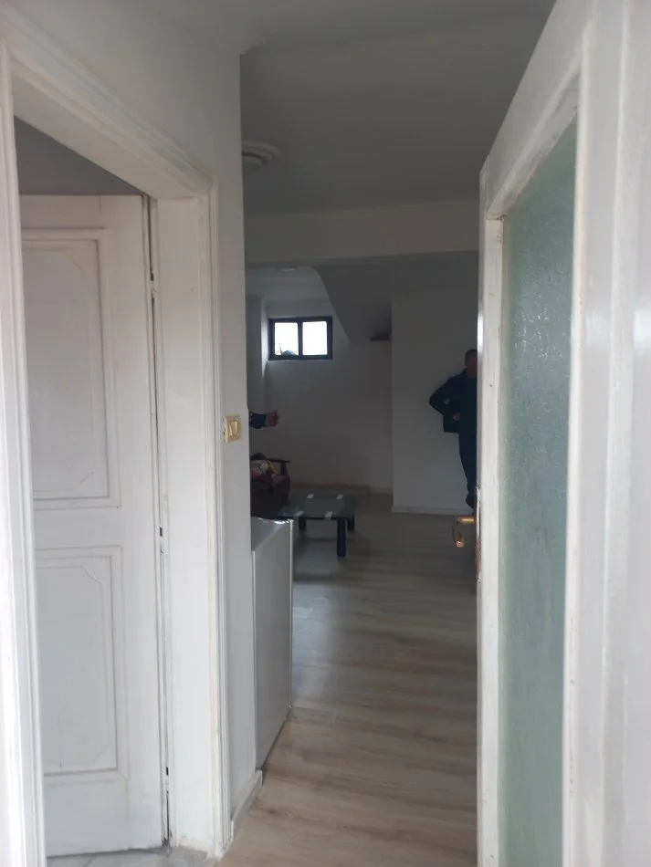 Tirane, Shitet Apartament tip 1+1, +ballkon, kat 6, pallat i vitit 1999 me 6-kate, sip. 55m², Cmimi 8'500'000 Leke , 20m nga Ura Brrylit, në rr. Hodo Beg, pranë Lanës, afër kryqëzimit të blv B. Curri me rr. Kont Leopolt Bertold, 8-min në këmb nga qendraTiranës