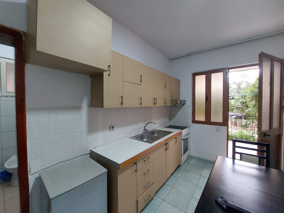 Tirane, jepet me qera apartament 1+1 Kati 1, 40 m² 300 € (Rruga 5 Maji)