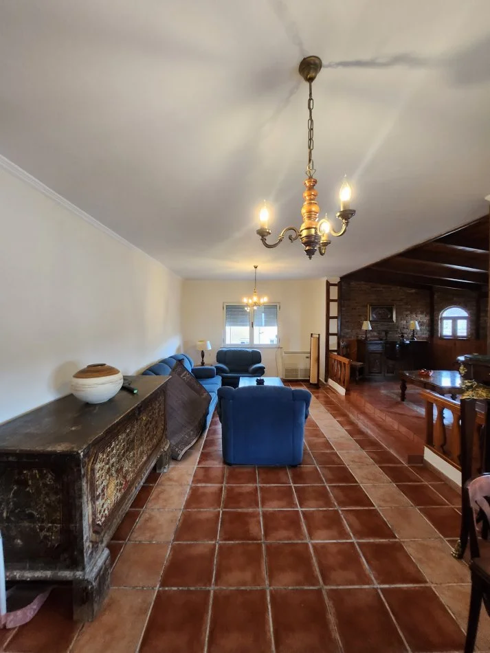 Jepet 3+1 me qira ish bllok 246 m² 1.200 € (Rr.Pjeter Bogdani)