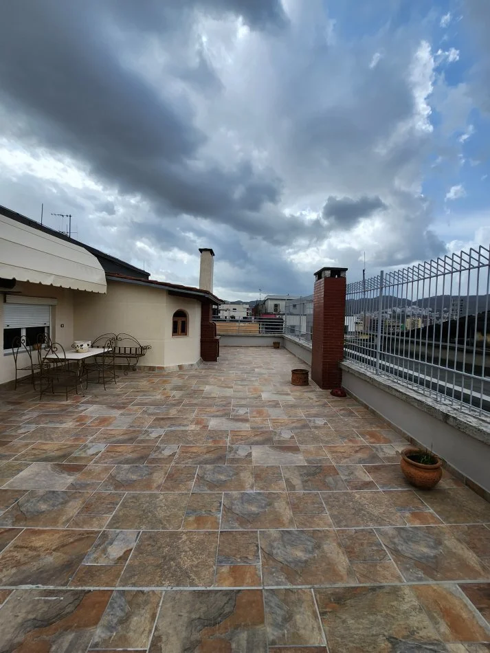 Jepet 3+1 me qira ish bllok 246 m² 1.200 € (Rr.Pjeter Bogdani)