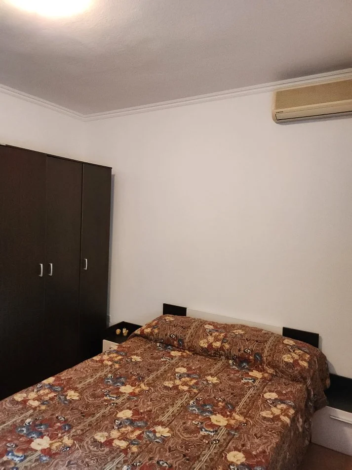 Jepet 3+1 me qira ish bllok 246 m² 1.200 € (Rr.Pjeter Bogdani)