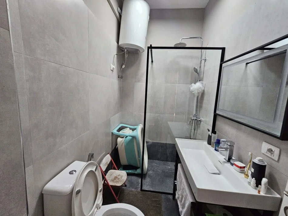 Tirane, shitet apartament 2+1+Ballkon Kati 3, 122 m² 318.000 € (Rruga Barrikadave)