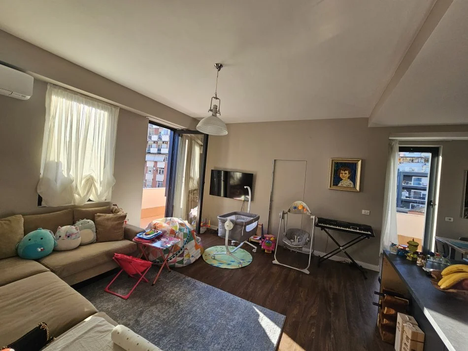 Tirane, shitet apartament 2+1+Ballkon Kati 3, 122 m² 318.000 € (Rruga Barrikadave)