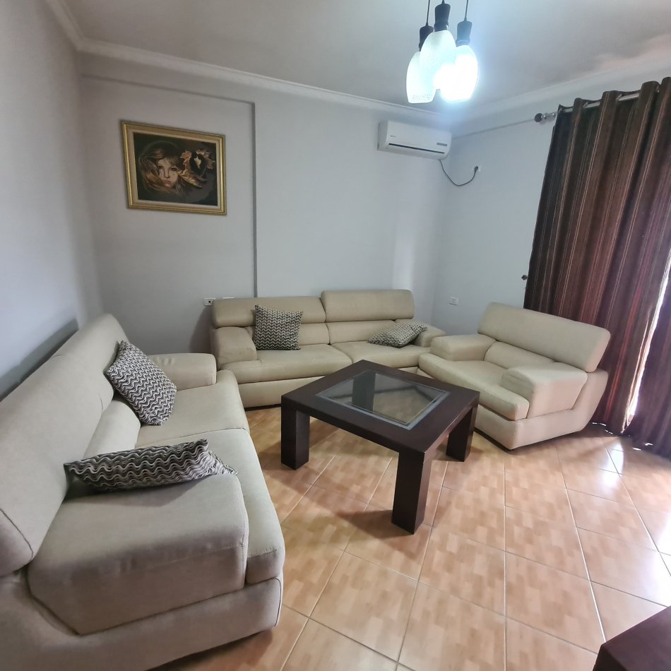 Tirane, jepet me qera apartament prane Mjeksise 2+1+Ballkon Kati 4, 100 m² 500€ (Rruga e Dibres, shkolla e bashkuar)
