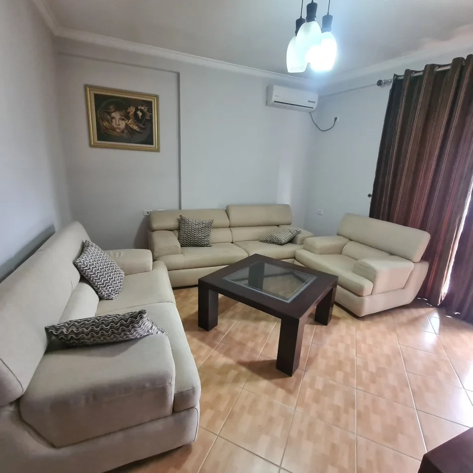 Tirane, jepet 2+1 prane Mjeksise,Kati 4 me ashensor, 100 m², cmimi 500€ ( Ndodhet te shkolla e bashkuar)