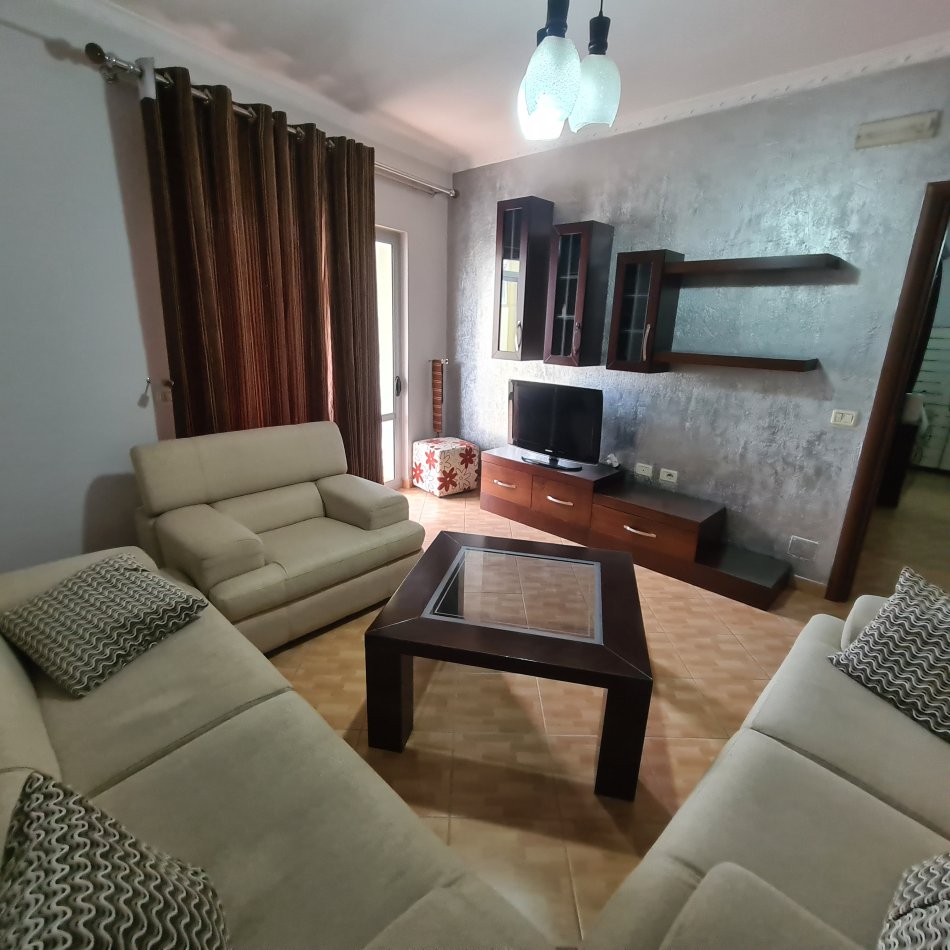 Tirane, jepet me qera apartament prane Mjeksise 2+1+Ballkon Kati 4, 100 m² 500€ (Rruga e Dibres, shkolla e bashkuar)