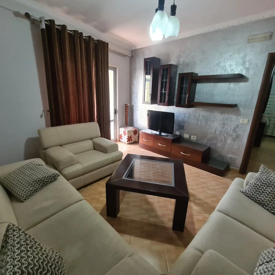 Tirane, jepet 2+1 prane Mjeksise,Kati 4 me ashensor, 100 m², cmimi 500€ ( Ndodhet te shkolla e bashkuar)