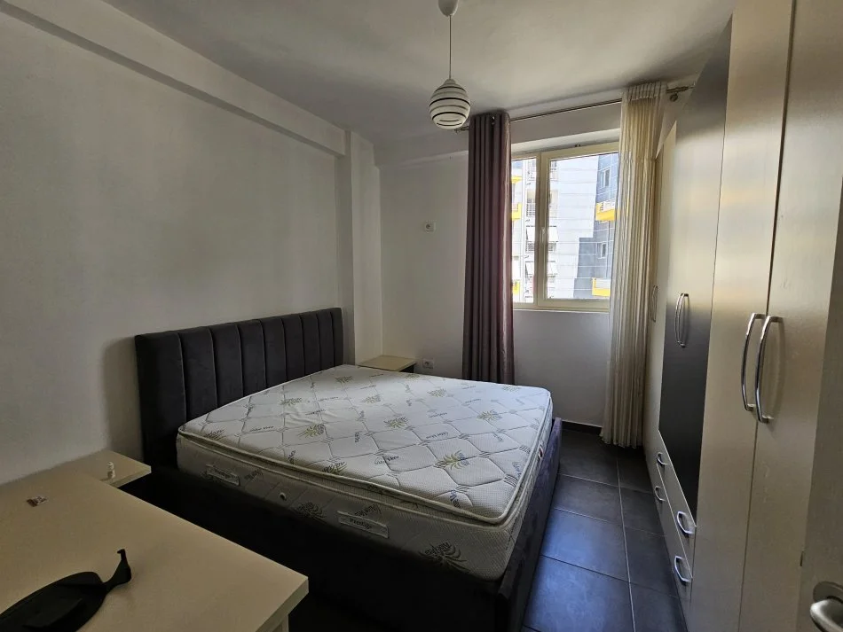 Tirane, jepet me qera apartament 2+1+Ballkon Kati 4, 97 m² 400 € (Shkoze)