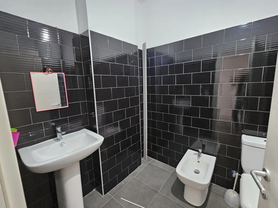 Tirane, jepet me qera apartament 2+1+Ballkon Kati 4, 97 m² 400 € (Shkoze)