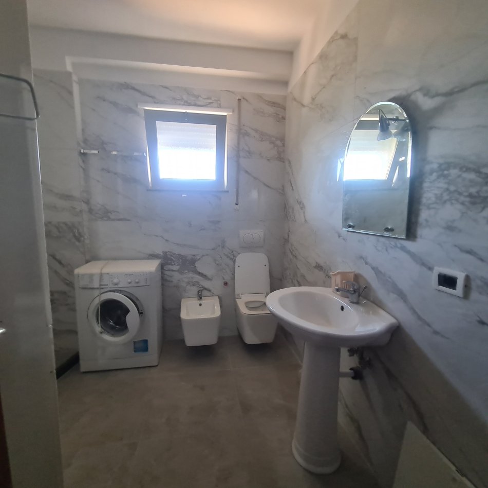 Tirane, jap me qera apartament 2+1+Ballkon Kati 3, 98 m² 350 € (Fresk)