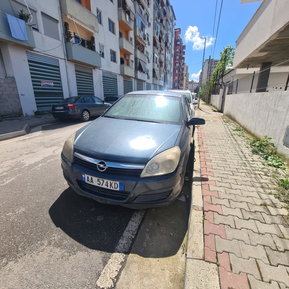 Tirane, shes Opel Astra Nafte, gri e erret manuale Kondicio,2300 € (i negociueshem pasi te shihet makina) 230.000 km