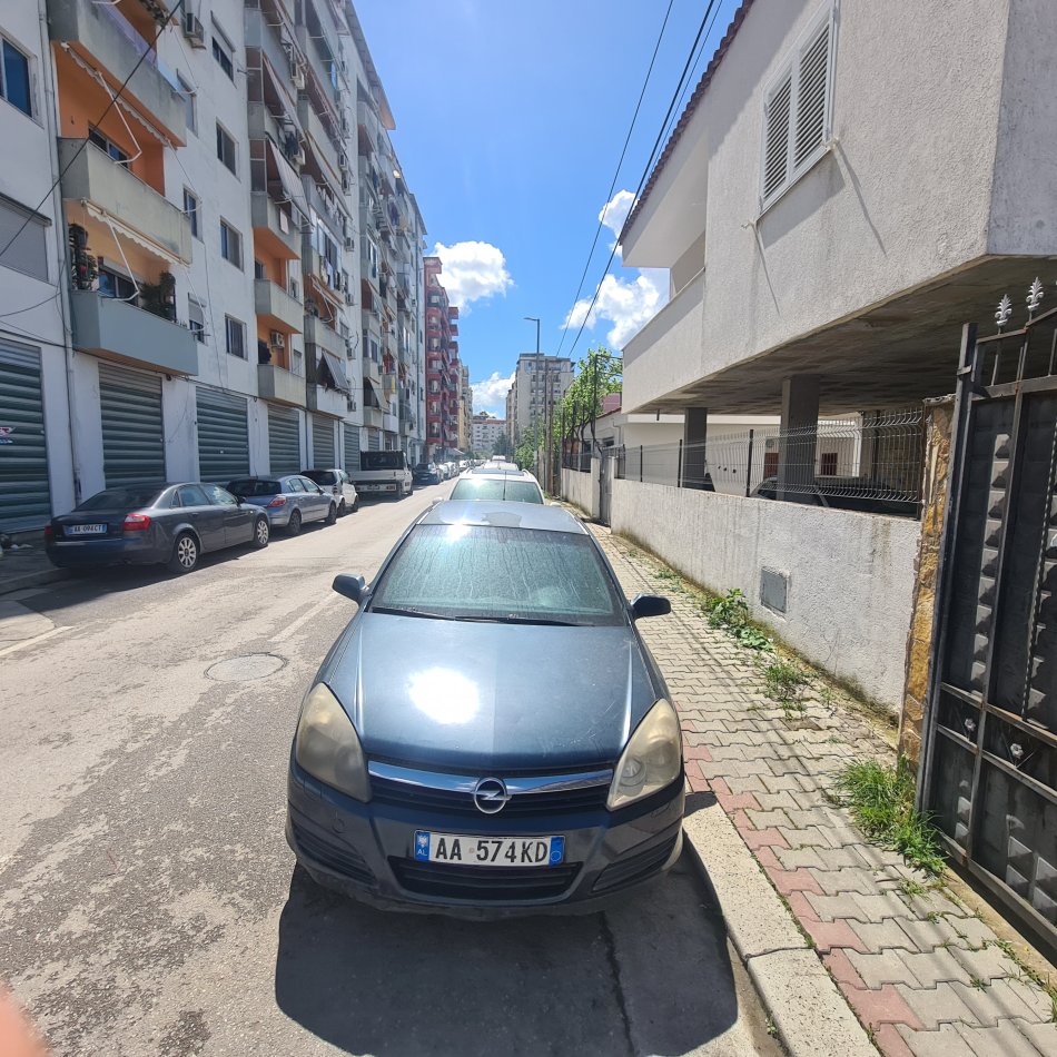 Tirane, shes Opel Astra Nafte, gri e erret manuale Kondicio,2300 € (i negociueshem pasi te shihet makina) 230.000 km