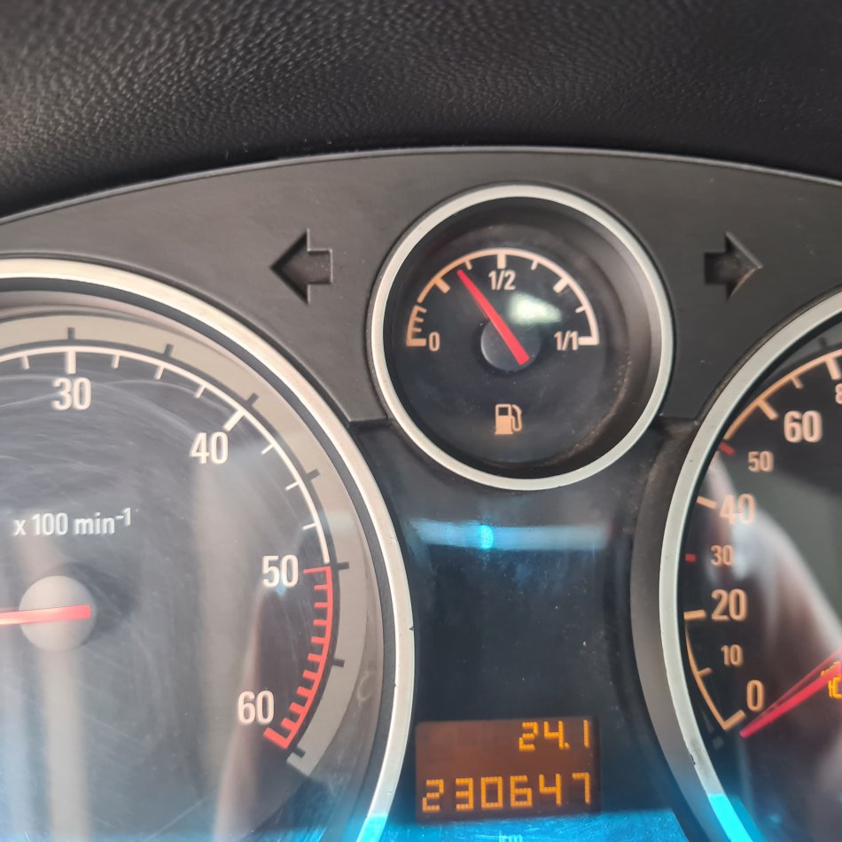 Tirane, shes Opel Astra Nafte, gri e erret manuale Kondicio,2300 € (i negociueshem pasi te shihet makina) 230.000 km