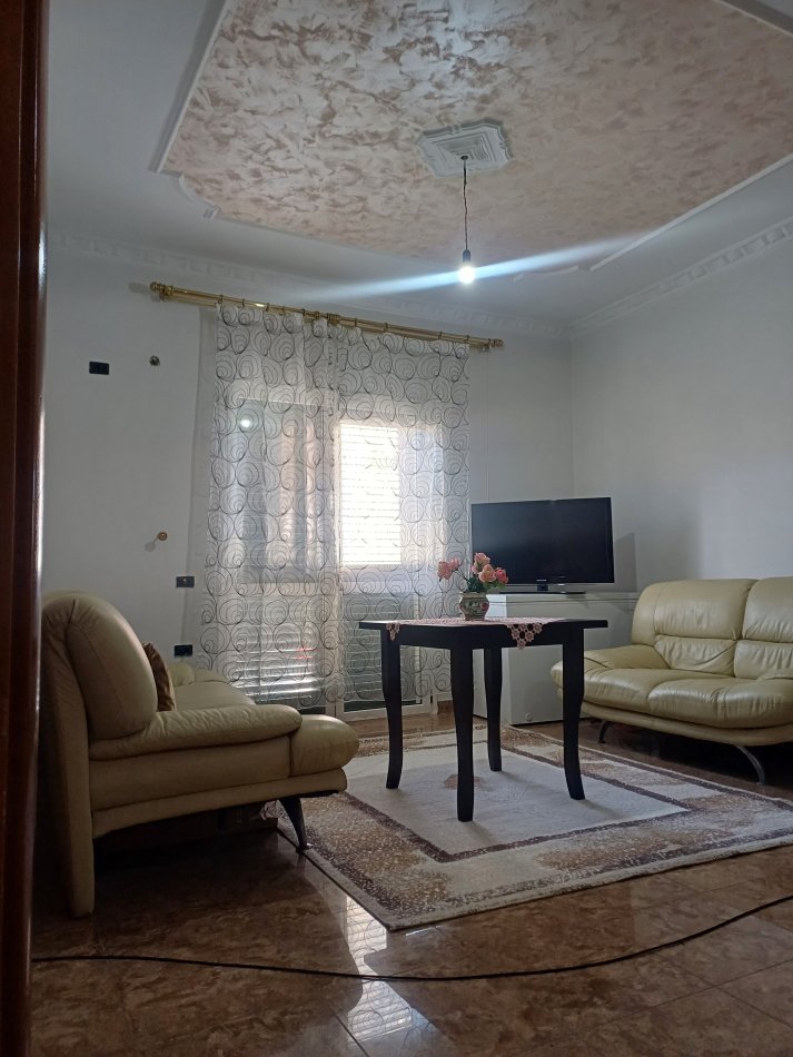 Vlore, jepet me qera apartament 2+1 Kati 1, 400 €