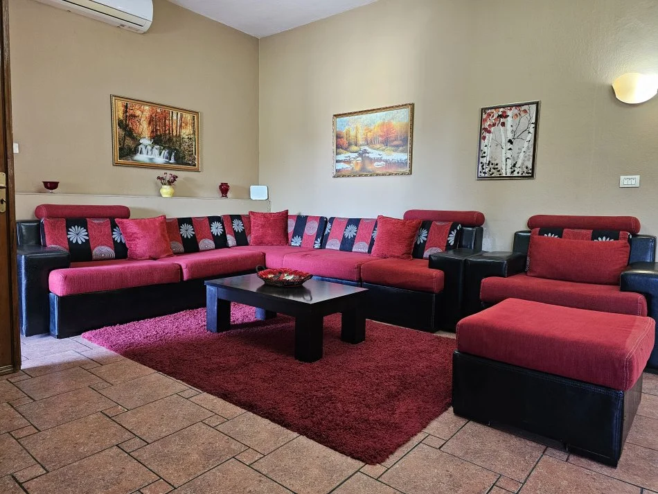 Tirane, jepet me qera apartament 2+1+Ballkon Kati 3, 130 m² 600 € (Rruge Don Bosko)