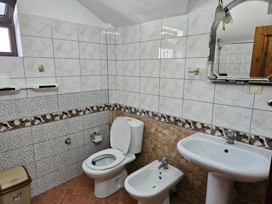 Tirane, jepet me qera apartament 2+1+Ballkon Kati 3, 130 m² 600 € (Rruge Don Bosko)