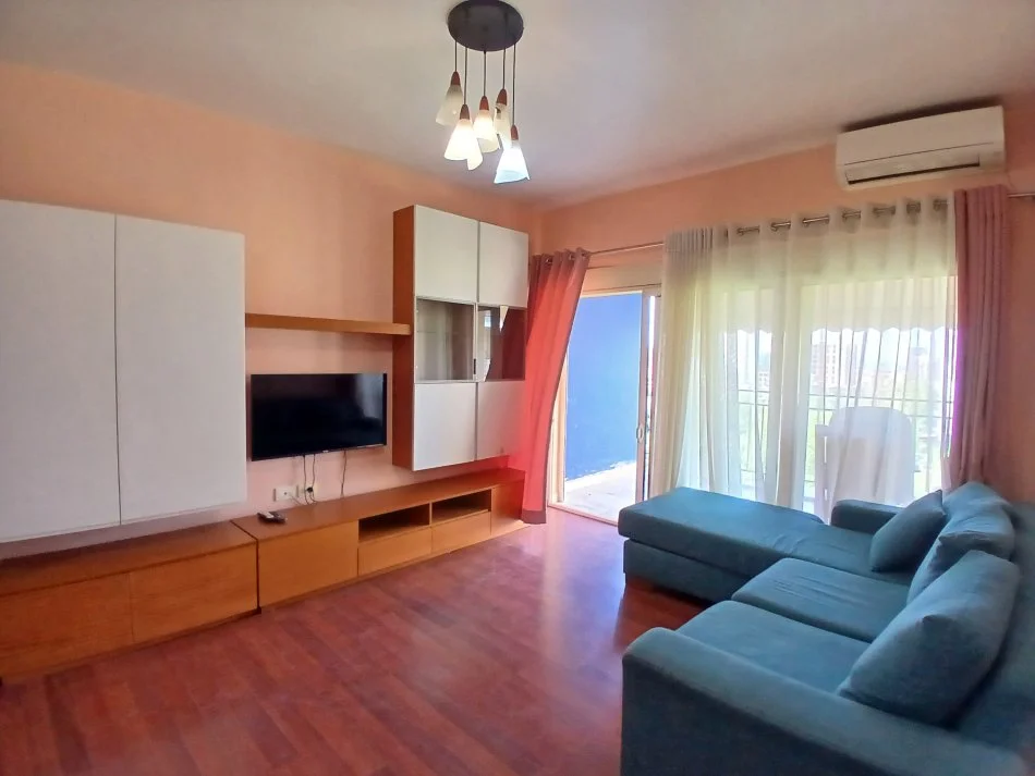 Tirane, jepet me qera apartament 2+1+Ballkon Kati 5, 90 m² 500 € (Fusha e aviacionit)