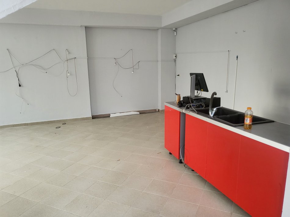 Tirane, jap me qera dyqan Kati 0, 38 m² 200 € (Fresku, prane Fizikes Berthamore.)