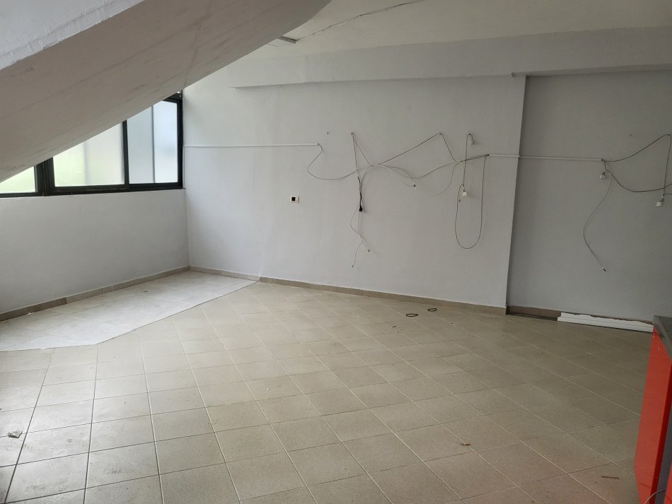 Tirane, jap me qera dyqan Kati 0, 38 m² 200 € (Fresku, prane Fizikes Berthamore.)