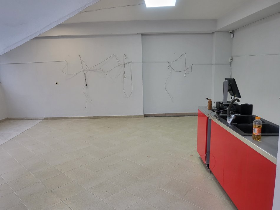 Tirane, jap me qera dyqan Kati 0, 38 m² 200 € (Fresku, prane Fizikes Berthamore.)