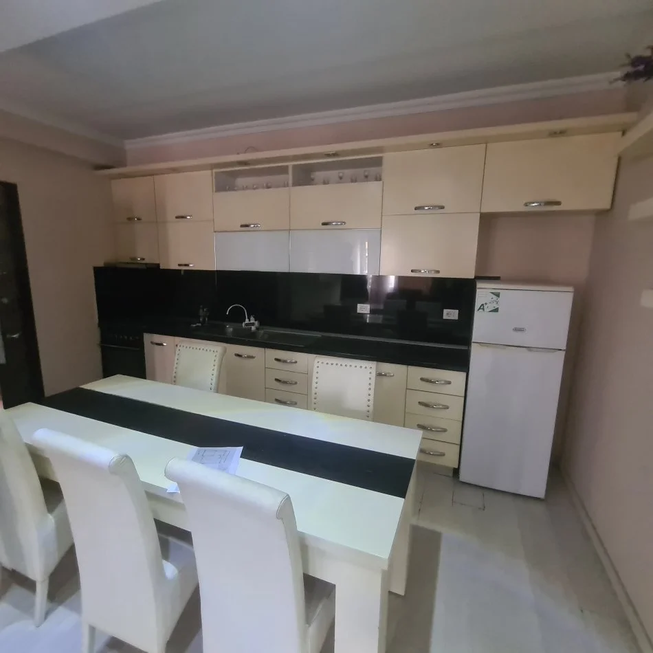 Tirane, shes apartament 2+1+Ballkon Kati 4 pa ashensor, cmimi 120.000 € (Rruga e Dajtit)