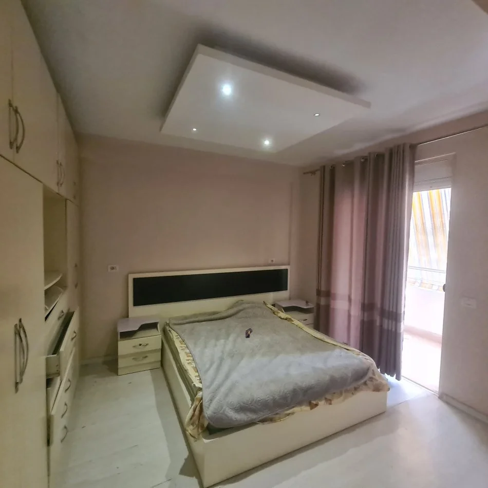 Tirane, shes apartament 2+1+Ballkon Kati 4 pa ashensor, cmimi 120.000 € (Rruga e Dajtit)